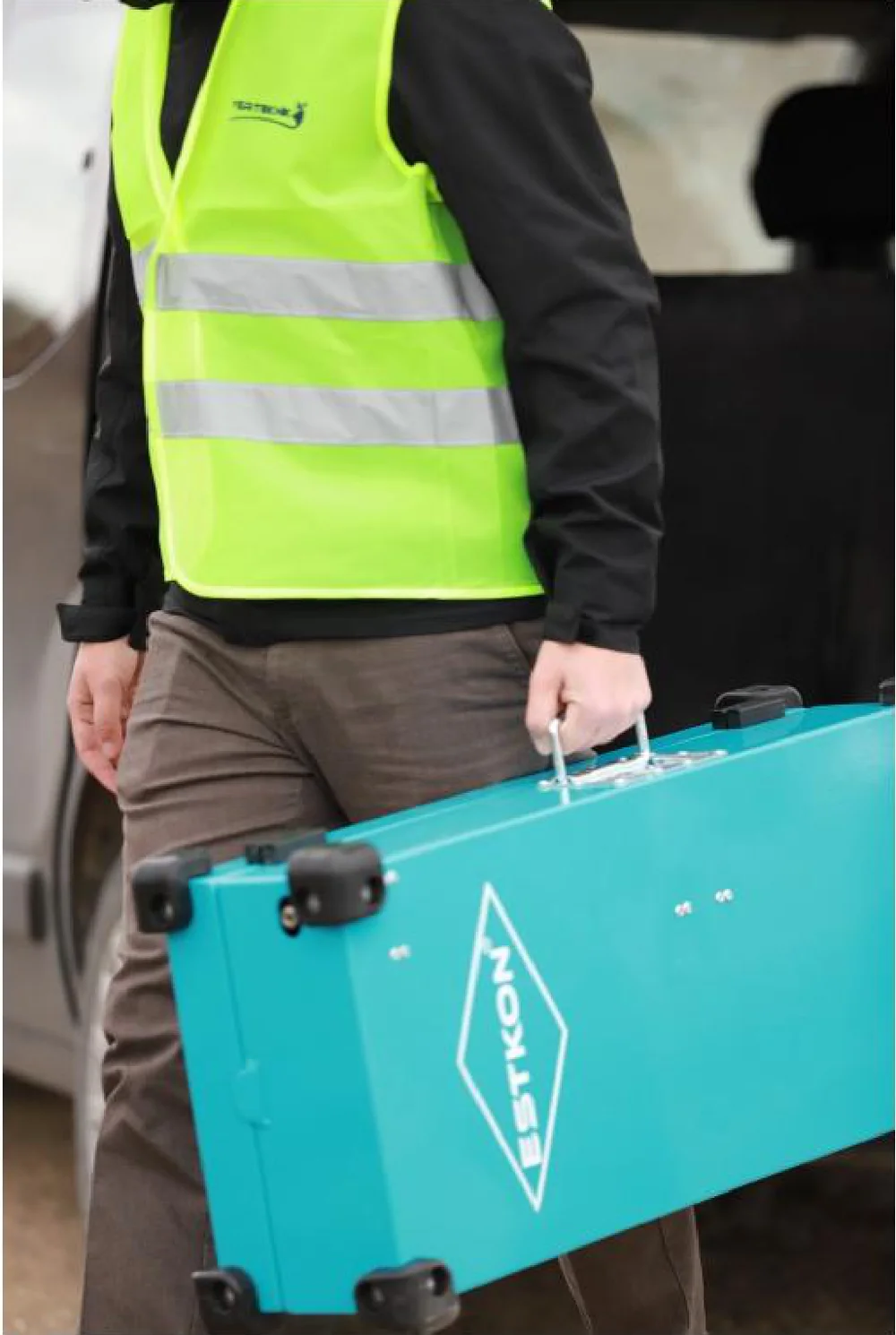 Coffret de transport ESTKON du pressiomètre, porté à la main par un opérateur