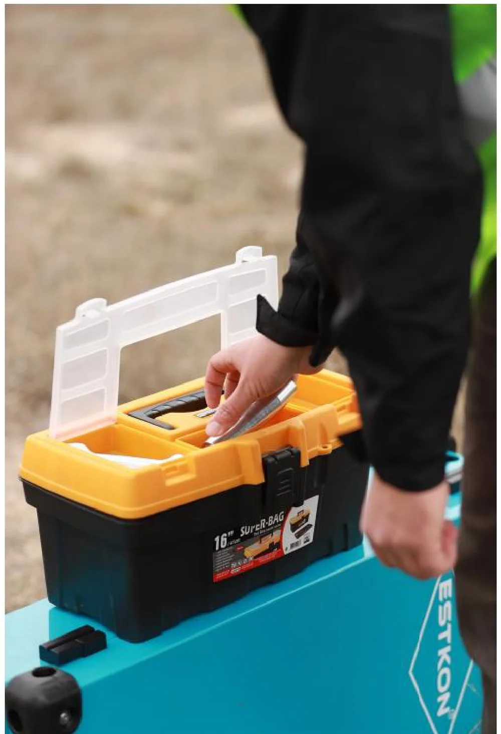 Ouverture du coffret ESTKON et accès à la caisse à outils de l’opérateur