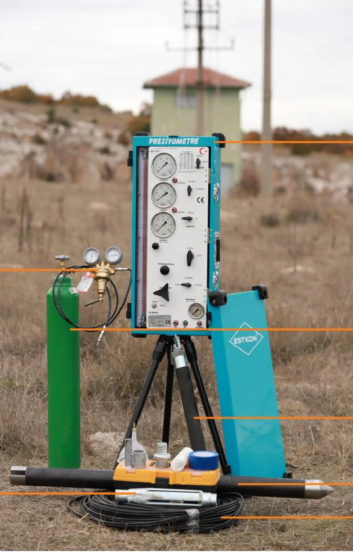 Set pressiométrique ESTKON complet déployé sur le terrain : contrôleur, bouteille d’azote, sondes et gaine
