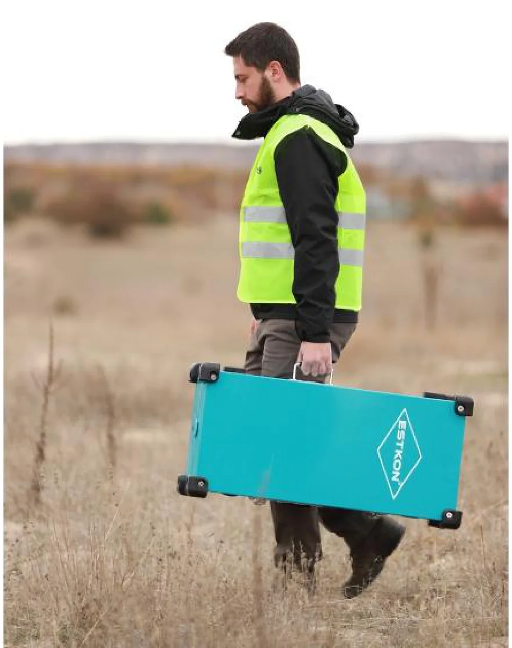 Coffret du pressiomètre ESTKON transporté à la main sur le site de reconnaissance